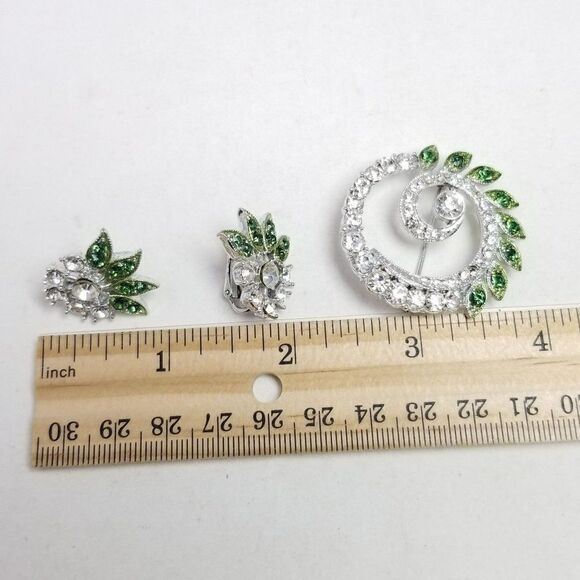 Vintage Brooch and Clip On Earring Set, Green and Silver Tone Rhinestone, 60s - Picture 5 of 8